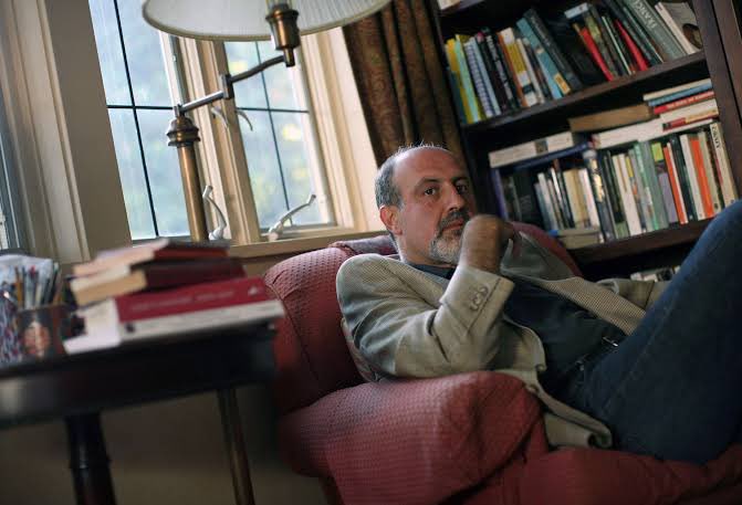 NarasiVisual's tweet photo. Tiap kali pegang buku fisik, kamu nggak cuma membaca isinya.

Ada memori akan dirimu yang lalu, tersisip di antara lembarannya.

Nassim Taleb, penulis buku best seller "The Black Swan", bilang buku fisik itu objek nyata yang "berlabuh" di kepala.

Bukan cuma ingat isinya, tapi kita juga secara gak sadar hafal posisi sebuah kalimat di halaman, sampulnya, tebal/tipis, bahkan baunya.

Kedengarannya sok romantis? Ternyata ada sains & sejarah 2.000 tahun di baliknya.￼

Dan prinsipnya bisa kamu pakai biar informasi yang dipelajari lebih nempel.

A thread 🧵 by Narasi Visual