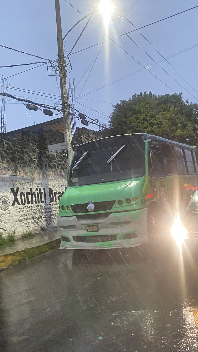 MmiriMiranda's tweet photo. @SEMOVI_GobOax @TlalpanAl @TlalpanVecinos @Gabyosoriohdz Porque pueden estacionarse donde se les de la gana? Tapando pasos peatonales? Bloquean la visibilidad ya tanto para peatones como autos. No deberían tener un estacionamiento? https://t.co/GWcYhlMccE