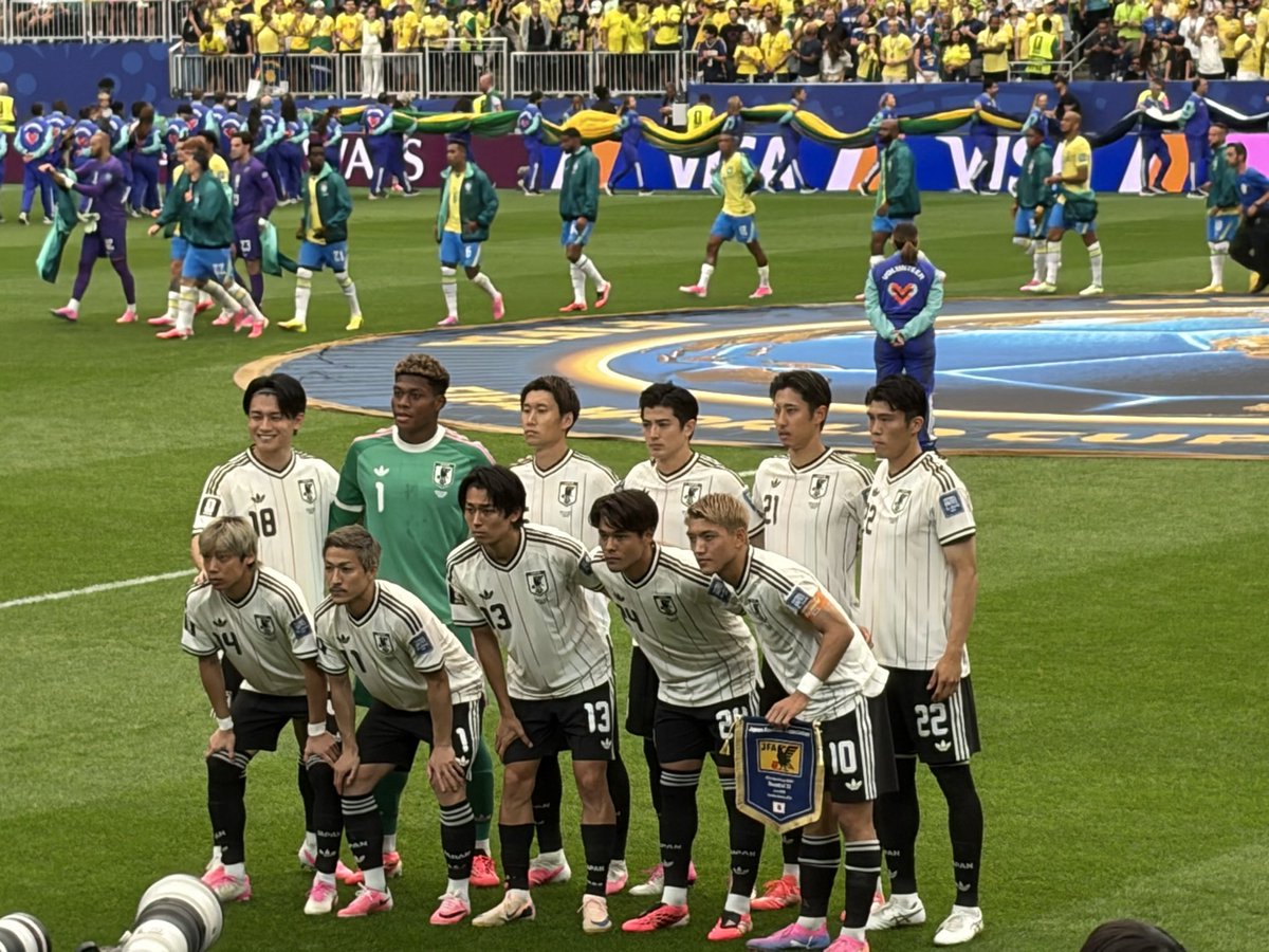 yaaaman34's tweet photo. 少し気持ちが落ち着いたので、
ワールドカップで感じた僕の本心を綴ろうと思います。

僕が目指した夢の舞台は、
本当に特別な場所でした。

試合前、選手たちがウォーミングアップでピッチに入ってきた瞬間、僕は涙を堪えることができませんでした。

それは紛れもない悔し涙でした。

叶えられなかった夢を目の前にして、抑えていた感情が一気に溢れてきました。

ただ僕はここに、この感情を味わいに来た。
叶えられなかった夢とのお別れのために。

夢は終わったはずなのに、心はまだ終わっていなかったんだと気づきました。

でも、自分が歩んできた道に後悔はありません。
やってきたことは誇れます。

もし若い頃の自分に一つ伝えられるなら、

「夢を追いかけているうちに、ワールドカップを生で観に行きなさい。」

そう伝えたいです。

あの空気、歓声、緊張感、選手たちの覚悟。
その場にいるからこそ感じられるものが、そこにはありました。

だから夢を持つ子どもたちには、ぜひその夢の舞台を生で観てほしい。
きっとその夢は、もっと大きく、もっと叶えたいものになるはずです。

日本代表の皆さん、
また夢と希望を与えてくれてありがとうございました。

悔しさも、嬉しさも、喜びも、落胆も。
すべての感情を味わえるサッカーは、本当に最高です。

ワールドカップでプレーするという夢は叶いませんでした。
でも、夢を追い続けたからこそ見ることができた景色がありました。

この旅は、一生忘れることのない大切な思い出です。