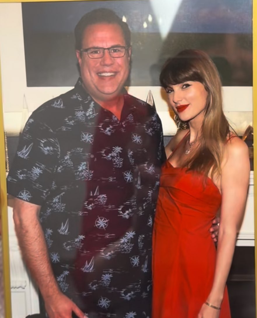 TSwiftEdits_13_'s tweet photo. ‼️| Confirmed by one of the attendees, a couple weeks ago Taylor Swift invited many radio personalities to her house to listen ‘I Knew It, I Knew You’ in Nashville

— She took pictures with everyone and later sent each of them a framed photo

🎥: justbighoss on IG https://t.co/5gArf8pHRt