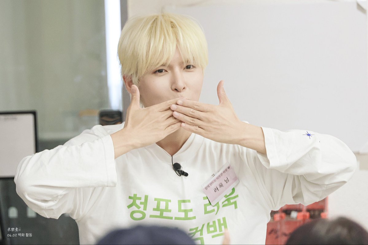 imqqqii17's tweet photo. 벽화 그리기 봉사 활동
재미있는 하루였어요
#SUPERJUNIOR
#슈퍼주니어
#RYEOWOOK 
#金厉旭
#김려욱 
#リョウク https://t.co/54hBdKWZ41