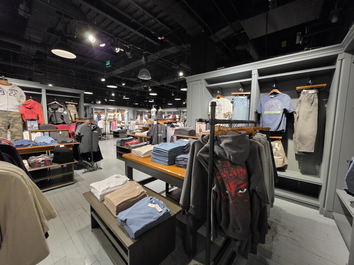 vicastega's tweet photo. En agosto, se cumplirán 10 años de la apertura de Hollister en Parque Delta. La primera tienda que se abriera en la CDMX, de la famosa marca norteamericana. https://t.co/XuPzO9FV8L