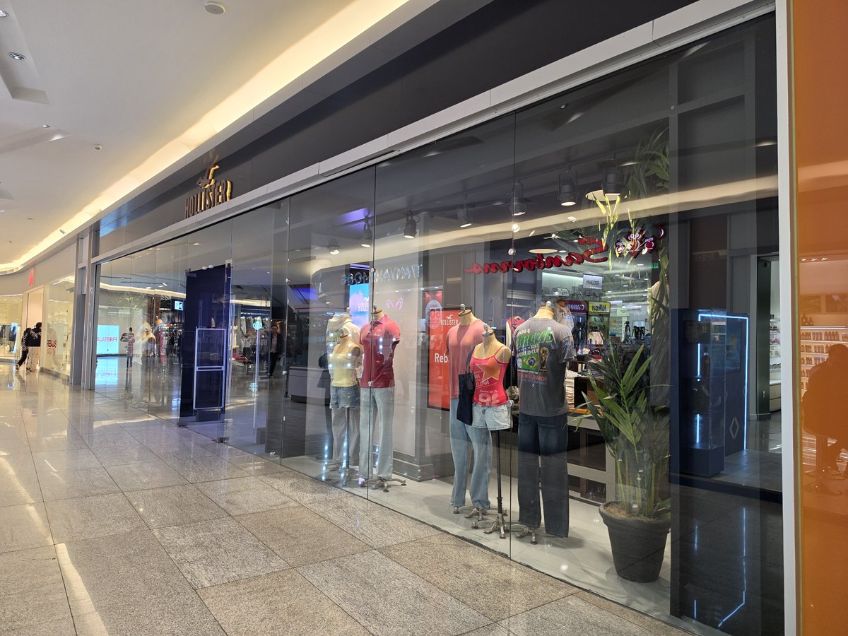 vicastega's tweet photo. En agosto, se cumplirán 10 años de la apertura de Hollister en Parque Delta. La primera tienda que se abriera en la CDMX, de la famosa marca norteamericana. https://t.co/XuPzO9FV8L