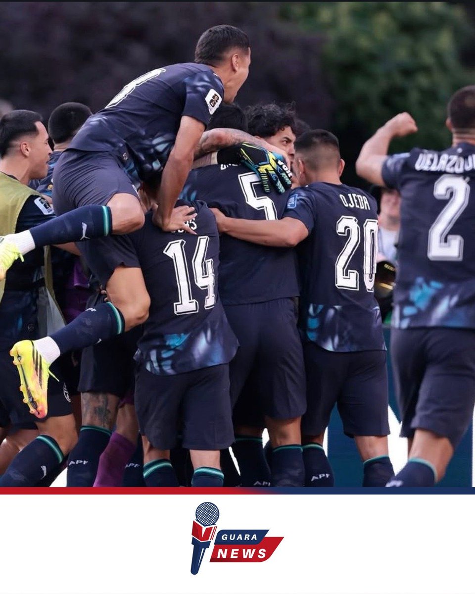 guaranewsPY's tweet photo. Lágrimas, piel de gallina y un grito sagrado que retumbó desde el Chaco hasta el último rincón del país. La Albirroja firmó la página más gloriosa de los últimos tiempos en Norteamérica 2026, eliminando a la poderosa selección de Alemania en una noche de infarto para meterse de lleno en los octavos de final. El equipo de Gustavo Alfaro, puro corazón y guapeza guaraní, golpeó primero con un cabezazo letal de Julio Enciso tras una obra de arte colectiva orquestada por Almirón. Aunque el empate europeo y el sufrimiento extremo pusieron a prueba la fe, este grupo de guerreros demostró que cuando el paraguayo cree, el mundo entero se pone de pie.

La clasificación se tiñó de épica pura bajo los palos y desde los doce pasos, con el arquero Orlando Gill consagrándose como el gran protagonista y salvador de la noche. El guardameta albirrojo se convirtió en una muralla infranqueable al desviar disparos claves durante los 120 minutos de juego y, posteriormente, vestirse de héroe tapando dos penales en la tanda definitiva. El seleccionado nacional resistió los embates germanos con un bloque defensivo colosal, respaldado por la revelación José Canale y el sacrificio inagotable de Gabriel Ávalos, haciendo frente a la adversidad incluyendo la intervención milagrosa del VAR. Con el alma en vilo, fue el propio Canale quien selló el tanto definitivo para desatar la locura albirroja. Ahora, con el pecho inflado de orgullo y soñando despiertos, Paraguay se prepara para enfrentar a Francia o Suecia el próximo sábado 4 de julio; porque esta camiseta sagrada no tiene techo y el temple de este plantel no conoce imposibles.
