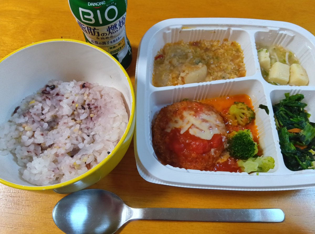 yamimeroooon's tweet photo. おはようございます☀
今日の朝ごはんはヒレカツトマトチーズかけ弁当です🍴
今日は午前中に訪問看護があります🍀
あと宅急便で正規メロジョイと転売ポケモンカードが届きます🎶
体調がイマイチなので外へは行かず家で開封と軽い運動などをして楽しみます😌
みなさま今日も素敵な1日になりますように❤ https://t.co/jEZSjXIzfr
