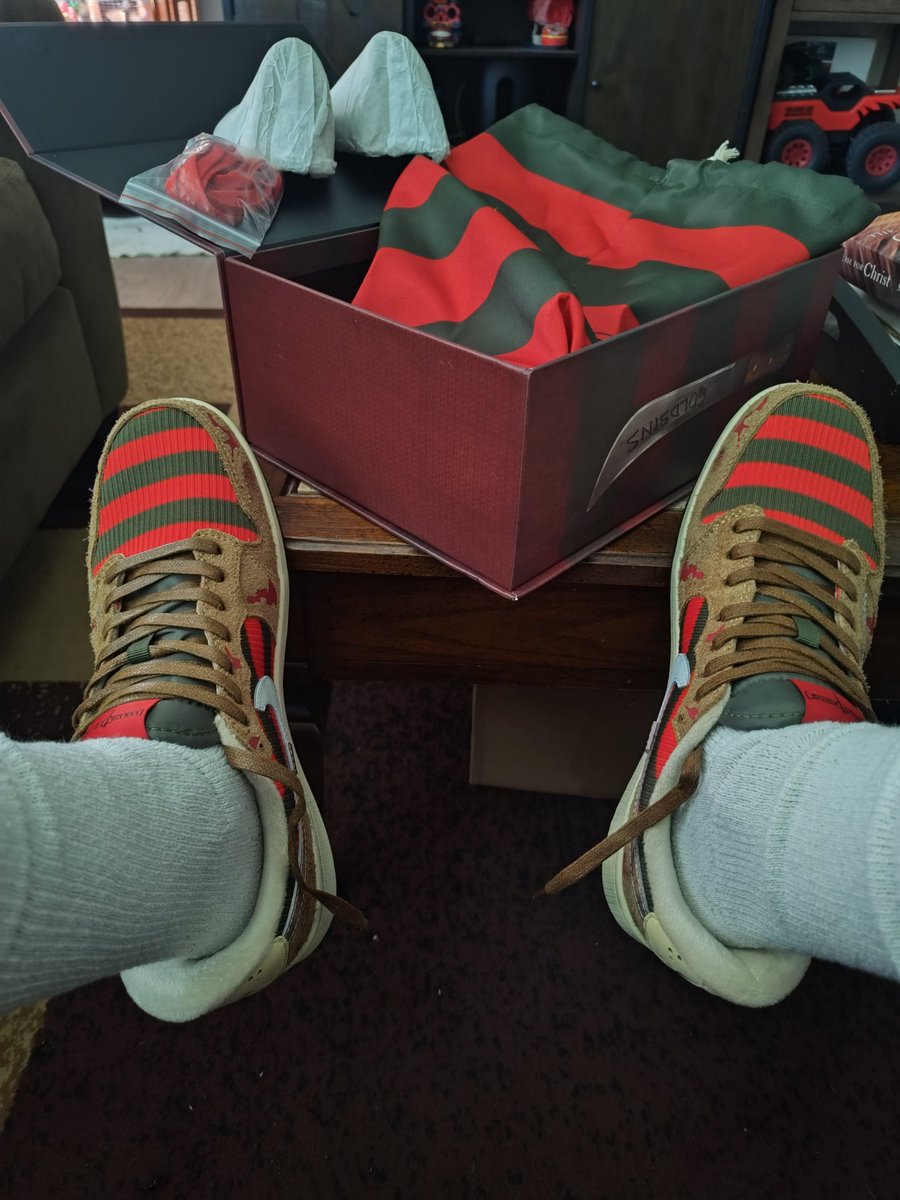 SugeEllendale's tweet photo. It took a minute to get here, but DAMN they're worth the wait!! 🔥🔥💯 https://t.co/88624QGMUn customs #nightmares #FreddyvJason .. and they got nothing to do with Travis Scott. #customsSneakers  #sneakerfreakers @KariDaniels @uncle_chrissy @ComplexSneakers https://t.co/kLHRdogkQ7