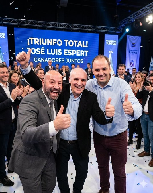 Gustavomecheva's tweet photo. Que alguien le avise al mugriento incestuoso que elija mejor los amigos. Los tres rajados por coimeros y narcos. "Ah, pero el Javo no sabía nada", repiten como idiotas. Pero CFK tenía que saber que hacía un funcionario de 8vo rango en la provincia de Santa Cruz. Daaaaaaale... https://t.co/Ae0a9iGMGd