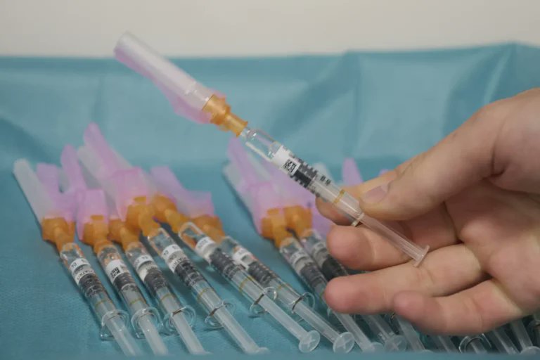 teleSURtv's tweet photo. 🚨 Rusia y Cuba establecen primera empresa mixta biofarmacéutica, un hito en su cooperación

🔴 La alianza busca impulsar desarrollo biotecnológico y producción soberana de medicamentos. 

¿Cómo impactará esta inédita colaboración en la geopolítica de la salud?

https://t.co/IIWFHJKMDV