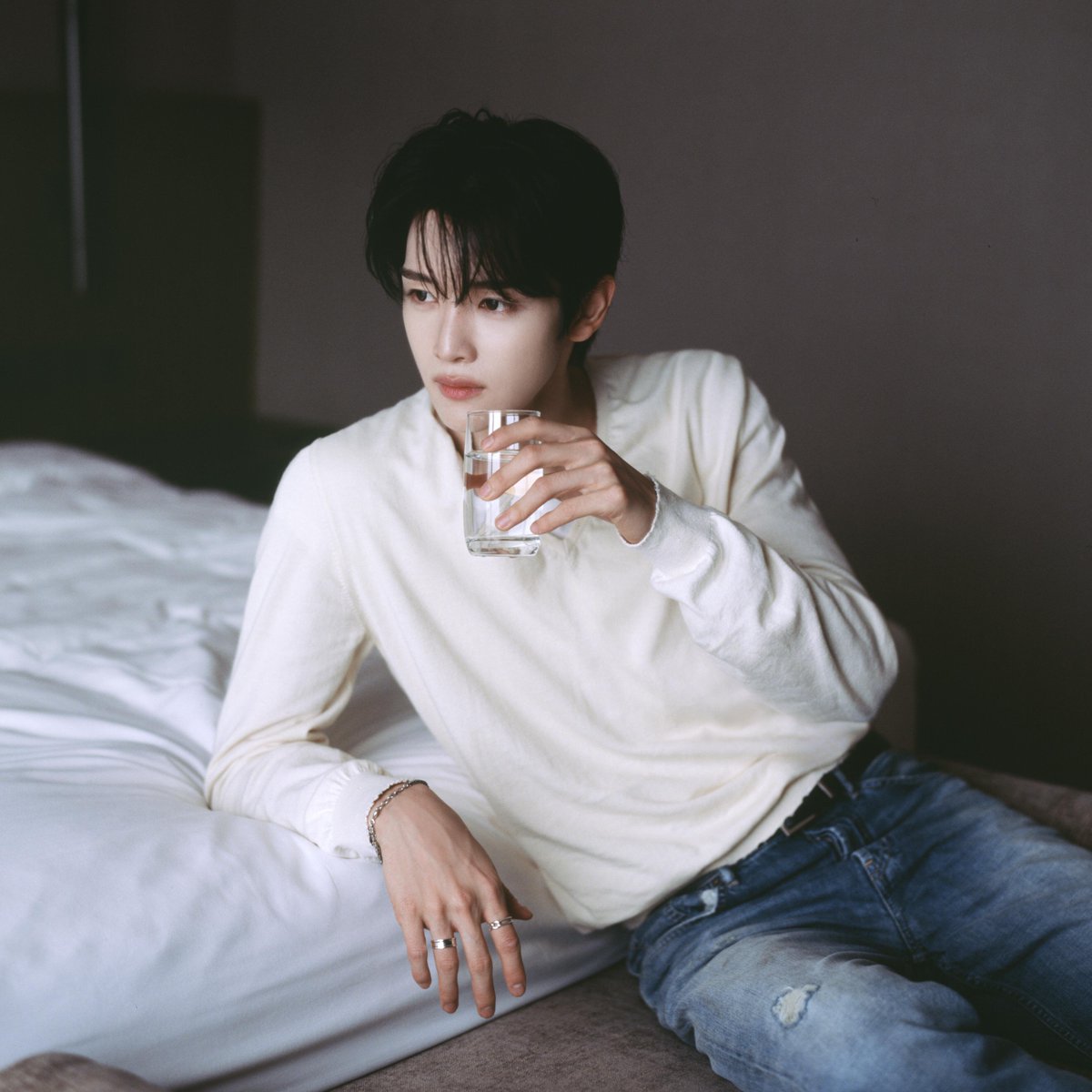 sungchwn's tweet photo. checking in before the day gets busy. have you had your first glass of water yet? https://t.co/ysYYw4ISZz