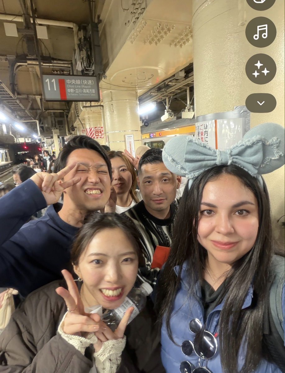 Lady_Anaaa's tweet photo. @de3dsoul Por favor ayúdame a llegar con las redes sociales de estas personas las cuales conocí en la estación de Shinjuku, el día 25 de abril, yo soy la de las orejas de Disney me encontraba vacacionando, me parecen muy agradables y quisiera saber de ellos.
Te agradecería mucho ! https://t.co/yRfwQUQVqT