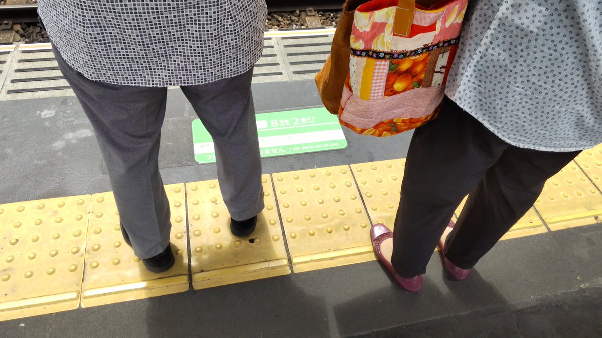 bell_mikan_'s tweet photo. 私が先に並んだのに、この二人、電車から降りてきて次の電車に乗り換えるから、そのまま私の前に立った😮‍💨 😮‍💨 😮‍💨後ろに回れよ https://t.co/XpriukBbSl