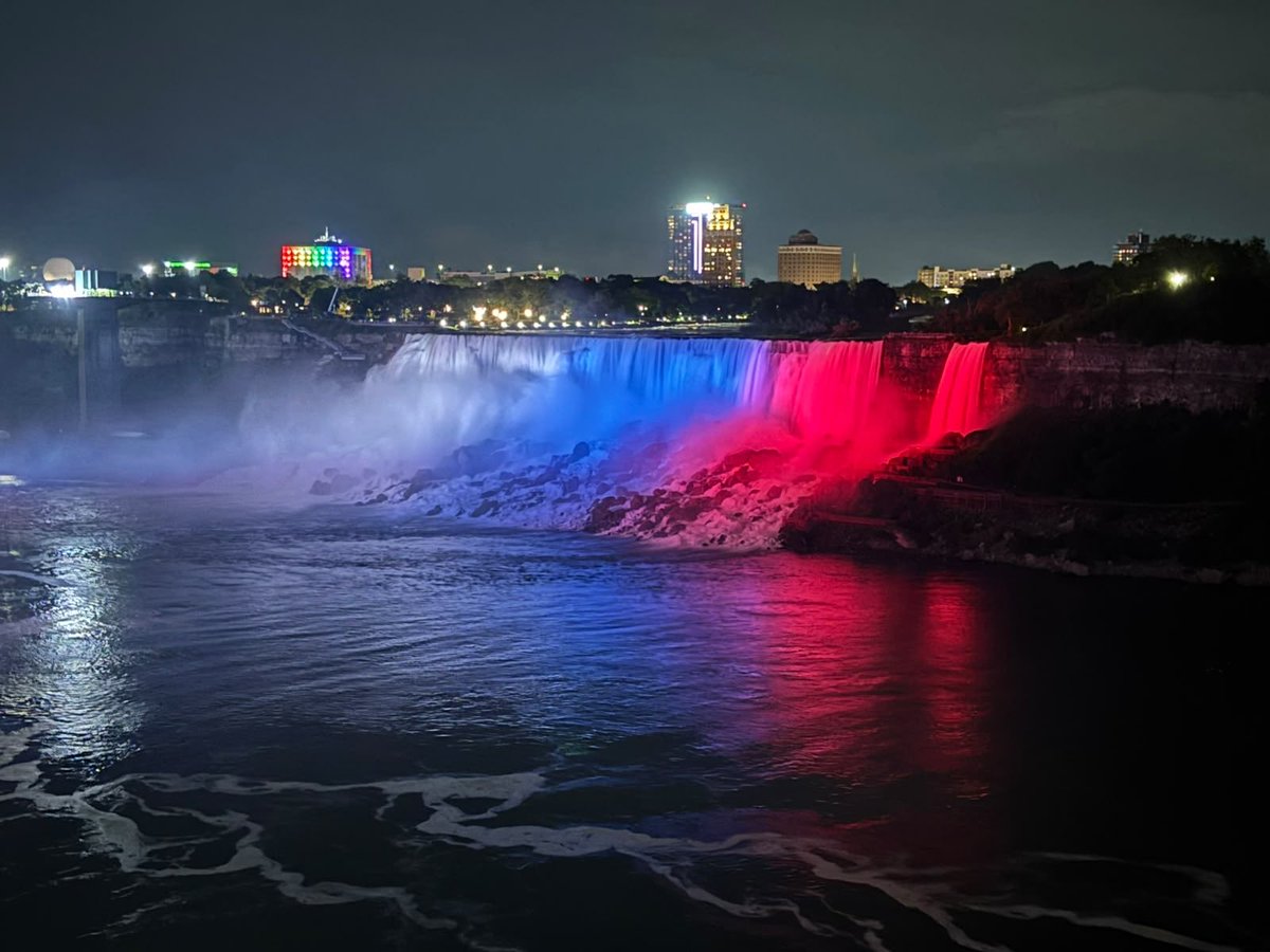 SLOinCAN's tweet photo. Last week was special in many ways, colours of 🇸🇮 flag were on display in 🇨🇦 Ottawa, Toronto and Niagara. What a great way to celebrate 35th birthday of our country 🇸🇮👏🏻💐 🤍💙❤️ #35years @SloveniaInfo https://t.co/lu9wvS199F