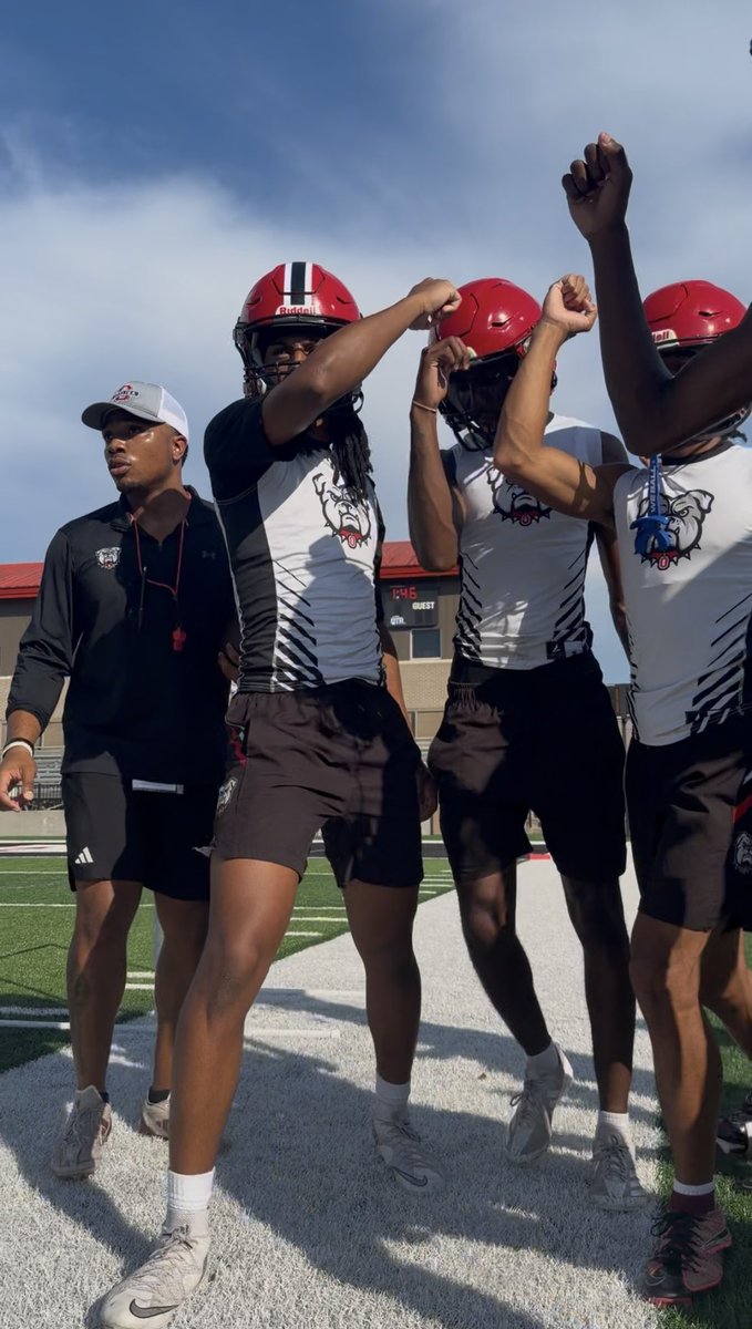 footballopelika's tweet photo. Energy in motion. 

#BIA #GoDawgs #DawgsOnly https://t.co/ZnAAkUF6k8