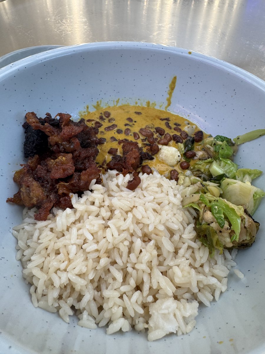 kdkz__27's tweet photo. ヒューストン最後の晩飯はダウンタウンの北側にあるPost Market内のChòpnBlọkで未知の西アフリカ料理。旨味が凝縮された肉、スパイシーな豆のシチュー、そして食感とフレッシュさを補完するロースト芽キャベツ、意外にも日本人好みの味付けで新しい発見だった。 https://t.co/PwzkxR6SCu