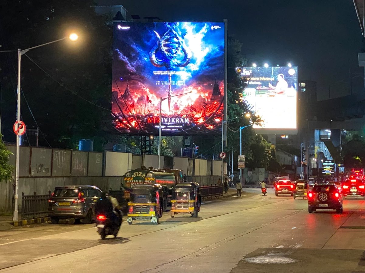 Jitendra_9012's tweet photo. Man of Masses @tarak9999 #NTRxTrivikram announcement poster takes over the iconic Andheri Link Road LED board in Mumbai🔥💥✊

This is just the beginning…

#GOW #GodOfWar @NANDAMURIKALYAN @vamsi84 @haarikahassine @NTRArtsOfficial https://t.co/3w2c1qzdVY