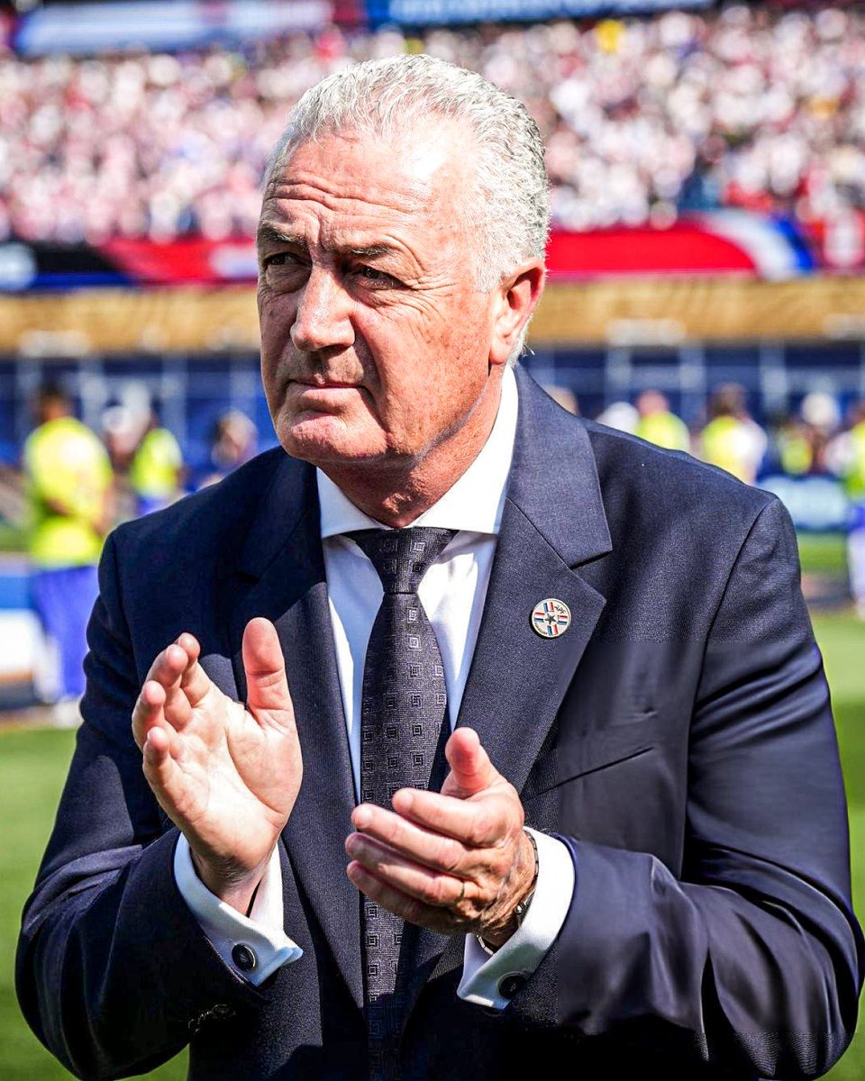 sudanalytics_'s tweet photo. “FUE UNA MEZCLA DE SANGRE Y UTOPÍA, QUE NOS PERMITIÓ HACER REALIDAD LO QUE AMENAZABA COMO IMPOSIBLE.

Hoy fue una épica, entraron 26 guerreros y salieron 26 leyendas. Este es el poder de transformación que tiene una selección cuando está dispuesta a ofrecer su corazón.

Ellos se formaron en las academias de primer nivel, nosotros venimos de la tierra colorada, nuestra camiseta son las franjas de la tierra colorada, jugando descalzo en esa tierra, con el sacrificio de los padres.

Nosotros venimos de esos lugares, y no ganamos por eso, pero no renegamos de nuestros orígenes porque es lo que nos define como selección.

Fue una demostración absoluta de amor propio y convencimiento. Fue la victoria más grande de mi carrera, inolvidable. No me alcanzaban los ojos y los sentidos para llenarme”.

Gustavo Alfaro. ❤️🇵🇾
