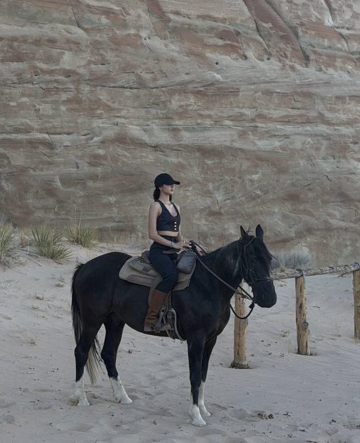 mary_herra28017's tweet photo. Wow L lovestagraming with J in Utah the way everything is matching. JENLISA all way in 🤭 https://t.co/10qnsC1F7t