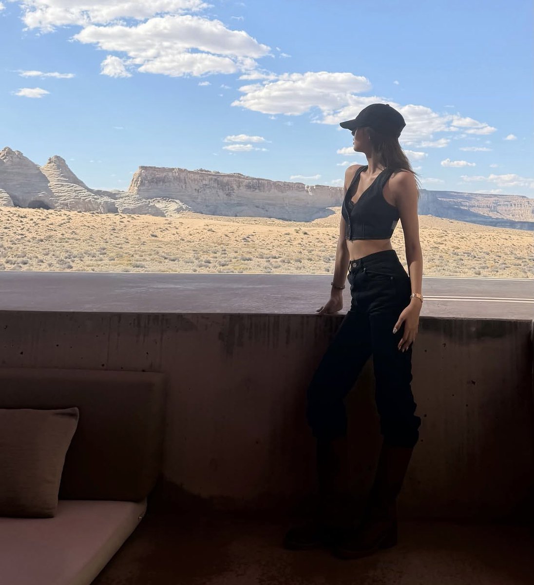 mary_herra28017's tweet photo. Wow L lovestagraming with J in Utah the way everything is matching. JENLISA all way in 🤭 https://t.co/10qnsC1F7t