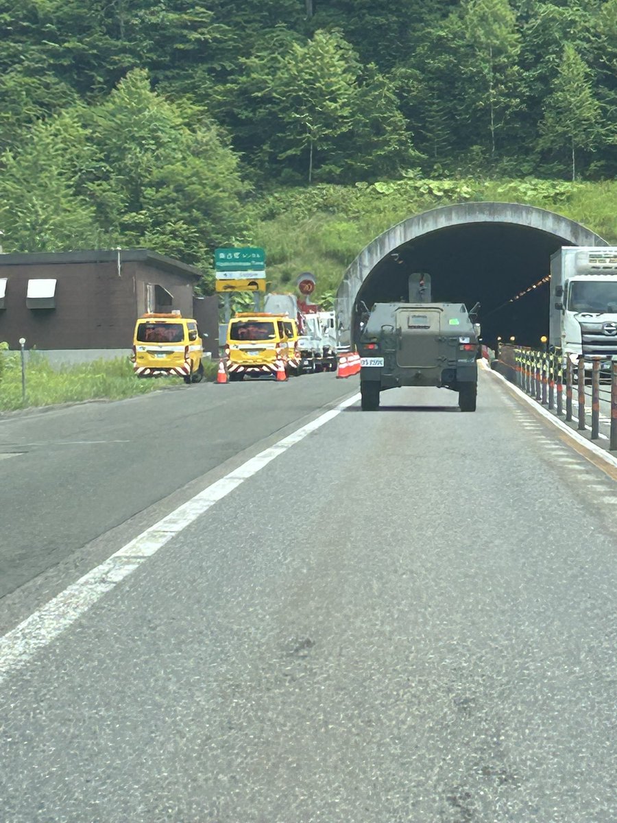 Goldnasu's tweet photo. 自衛���の車輌っておもろいよな定食(o^^o) https://t.co/3YXRnF4mLj