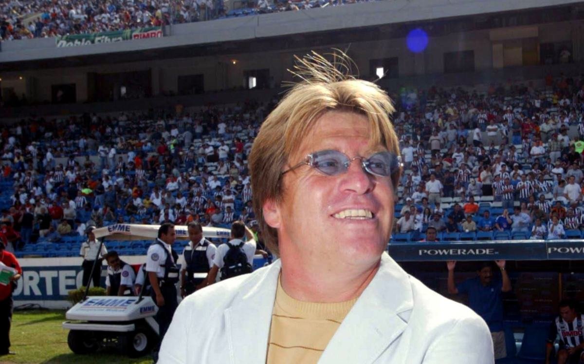 ElGrill028's tweet photo. Ronald Koeman desde que llegó al estadio de Monterrey https://t.co/88B8xzWyJy