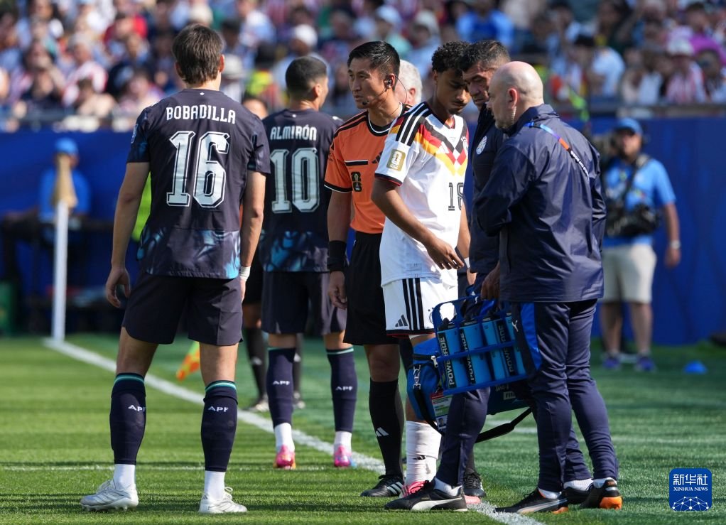 PDChinaSports's tweet photo. Paraguay stunned Germany in a FIFA World Cup penalty shootout on Monday, beating the four-time champion 4-3 on penalties after a 1-1 draw to reach the Round of 16 for the first time in 16 years. https://t.co/EWS9AdMNHe
