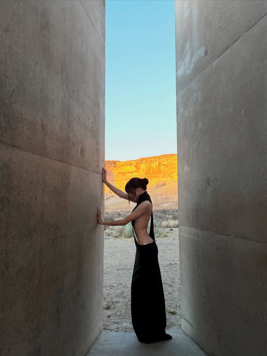 BLACKPINKCNTRAL's tweet photo. [📸] #LISA Update (1)

“Dwelling in the Utah horizon” 

 #블랙핑크 #리사 @wearelloud @BLACKPINK https://t.co/XnwopB6Mjf