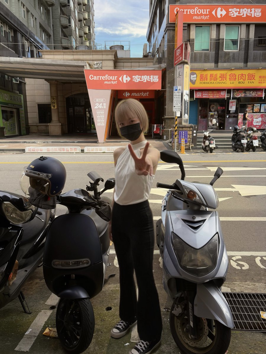 greeny_tw's tweet photo. ₂₀₂₆₀₆₃₀ 第一次和家樂福拍照 拍著拍著有點感傷🤧 https://t.co/fysWbfA3af