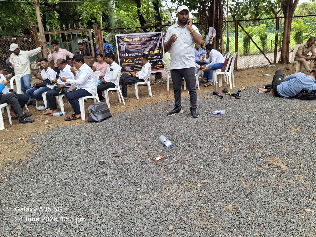 MuleSawata's tweet photo. #शिक्षकभरती2022 पूर्ण करा म्हणून आम्ही 1 जून पासून आझाद मैदानावर आंदोलन करत आहोत न्याय मागण्या असून सुद्धा पावसातही गरीब गुणवंत उमेदवारांना नाहक त्रास हे सरकार देत आहे 
 @Shivsenaofc @yuvasenaofc @Dev_Fadnavis @mieknathshinde @DrSEShinde @kiranjpawaskar https://t.co/uXc7qbKsST