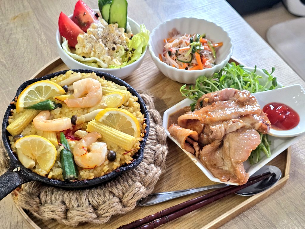 daiking1124's tweet photo. 本日もありがとうございました!
家帰ってきてご飯🍚

パエリア/コーンサラダ/春雨サラダ/生姜焼き

#ていねいなくらし https://t.co/dK6yuFhMrF