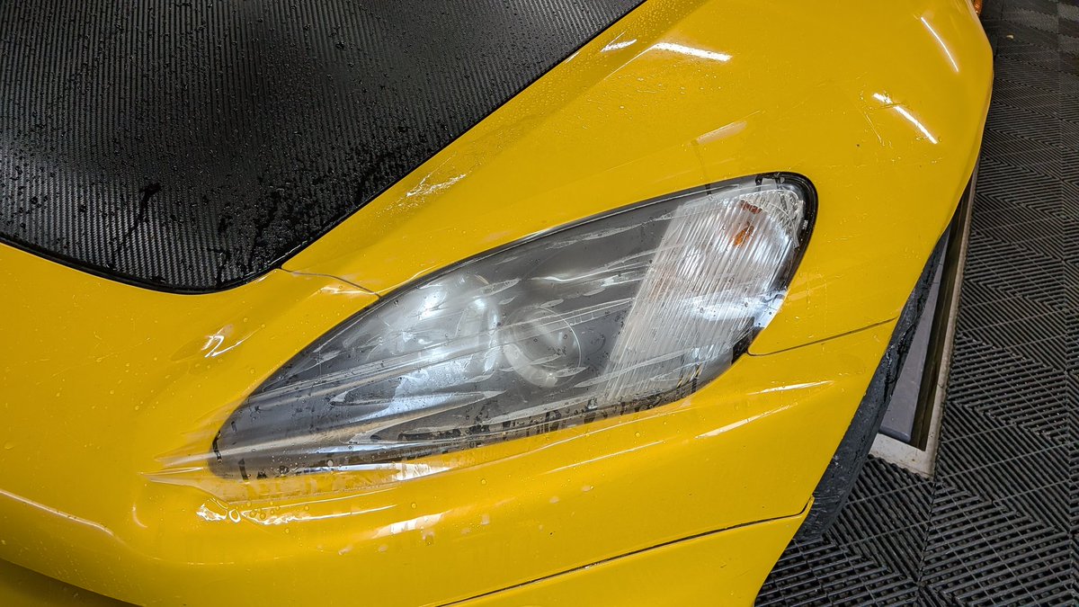 konelution_9's tweet photo. ヘッドライトプロテクションは
飛び石によるブラストや紫外線の劣化からかなりの効果が期待されています

劣化による光量不足からの車検NGを喰らうこともかなり軽減されます。

現行車などは様々な装置がありヘッドライトを交換するだけでも一昔前のように安くは済まないことがほとんどですので

見た目を綺麗にするだけでなく衛ることでより永く愛車と付き合うことが可能になります。