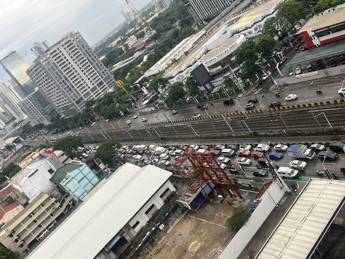 heyralphhey's tweet photo. Dito pa lang sa GMA Kamuning wala nang galawan mga sasakyan hanggang people power monument na ‘to, umuulan pa, tapos sweldo pa. 

Wala pang permit. 

Pag mga aktibista gumawa nito, bubula na bibig ng mga tao kakamura. https://t.co/XOcYg17sP2