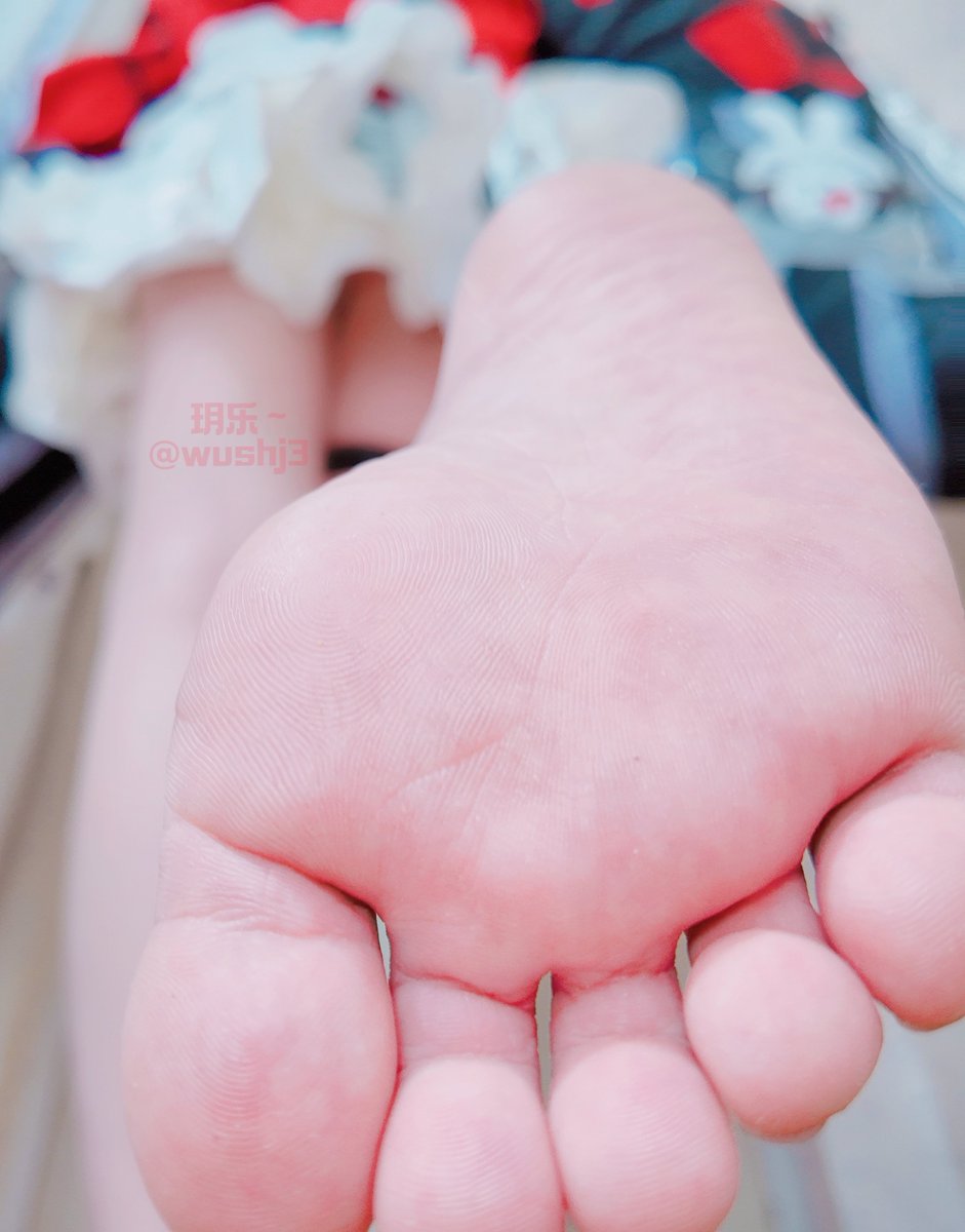 wushj3's tweet photo. 哦～？那么直勾勾的盯着我的脚～不如直接把脸贴在上面～好好的感受火花花走了一天脚底的温度～和～气～味～哦～ https://t.co/WygkSfPgTH