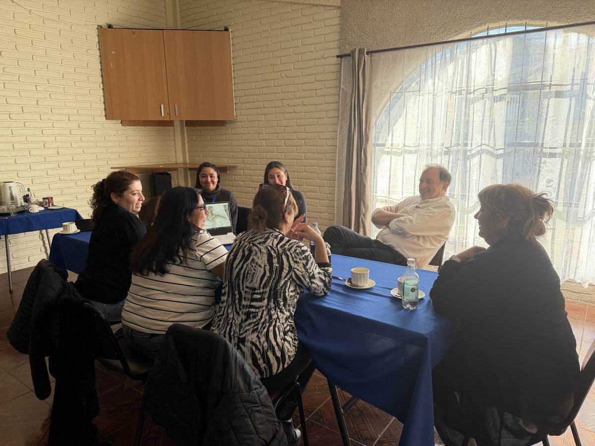 MinistroPoduje's tweet photo. Estamos trabajando para construir un país de propietarios, y esto significa dejar atrás las excusas, destrabar proyectos y acelerar soluciones para que más familias puedan acceder a su vivienda propia.

Hoy nos reunimos con representantes del Comité Vivir con Dignidad y equipos de Serviu para revisar los avances de un proyecto que beneficiará a 320 familias.

Fue una muy buena jornada de trabajo, donde revisamos los obstáculos que han retrasado su desarrollo y definimos acciones concretas para acelerar los procesos pendientes. Además, acordamos fortalecer la coordinación entre el nivel central y el equipo regional para avanzar con mayor rapidez en la revisión del diseño y los próximos pasos del proyecto.

Queremos que este sea un proyecto bien planificado, con una densidad adecuada y pensado para entregar calidad de vida a las familias que llevan años esperando una solución habitacional.

Menos burocracia, más gestión. Menos espera, más viviendas. Ese es el camino para avanzar hacia un Chile país de propietarios.