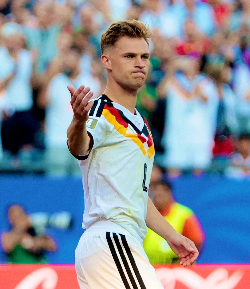 BundesInsider's tweet photo. ⚠️ Joshua Kimmich fez uma análise dura e bastante autocrítica após a eliminação da Alemanha:

— “Estamos jogando aqui para fazer a Alemanha orgulhosa. 

Quando eu era criança, sempre via a Alemanha chegar às semifinais e finais. 

Não conseguimos dar isso às pessoas em casa. 

Acho que o povo na Alemanha precisa de algo para se orgulhar no momento – infelizmente, isso não é a seleção. 

Nós, jogadores em campo, erramos e assumimos a responsabilidade. 

Não foi o treinador, não foi a mídia, não foi o árbitro, não foi o adversário. Fomos nós.”

(@MagentaTV)