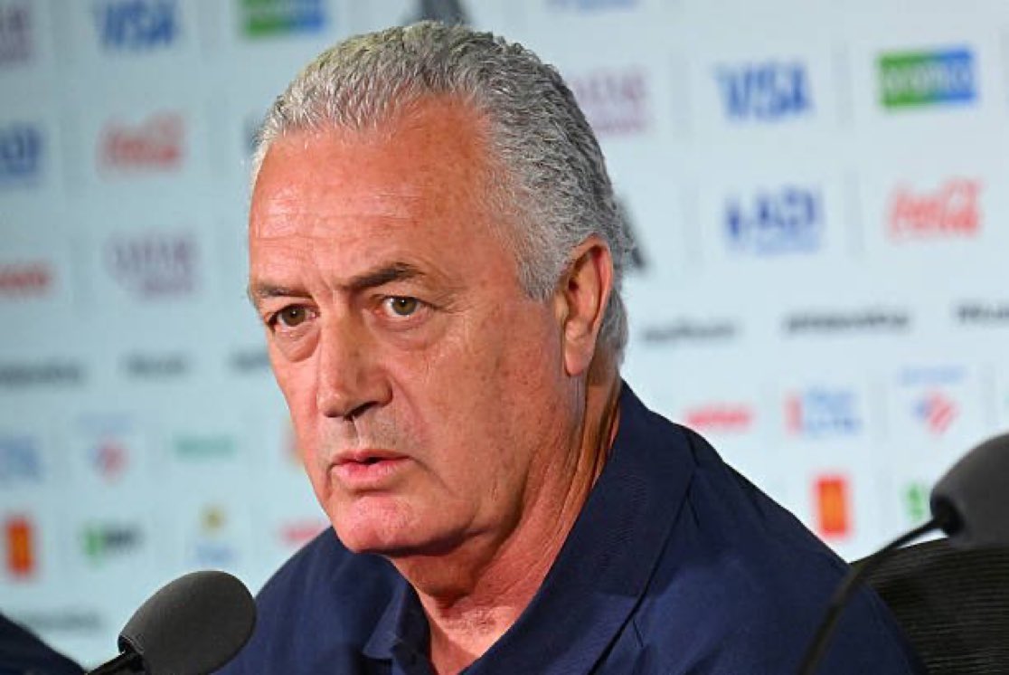 bootfogo's tweet photo. Repórter: Vocês não tinham medo de enfrentar a Alemanha?

- Uma vez escutei um sábio dizer que o cemitério do futebol está cheio de favoritos.

🎙️Gustavo Alfaro, treinador da Seleção Paraguaia, em entrevista a CazéTV 🇵🇾 😤 https://t.co/kd1mFmMR6g