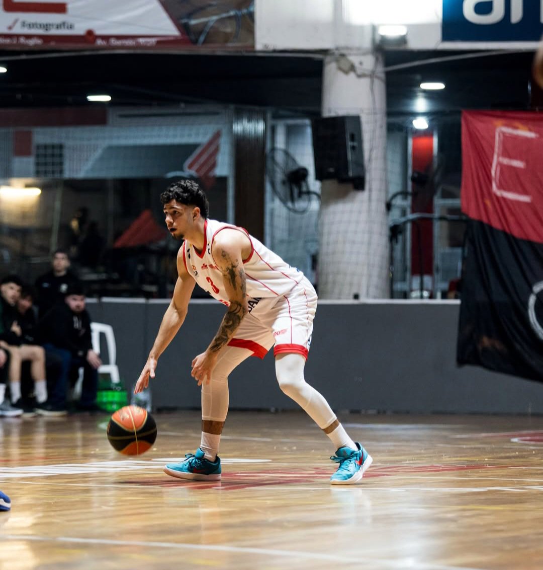 fermartinezlar's tweet photo. Agustín Méndez y una noche BESTIAL 🔥🔥🏀🏀, terminó con 12/14 en triples (85%), clavó 38 pts y le sumó 7 reb, 5 asist, 3 rec, un 49 de val. en 29 min para la victoria de @CAOlimpia sobre Albatros 101 a 75 por la Liga de Ascenso @LDA_Uy 📸 @lamaquinablanca https://t.co/V6iY7Bt4Qp