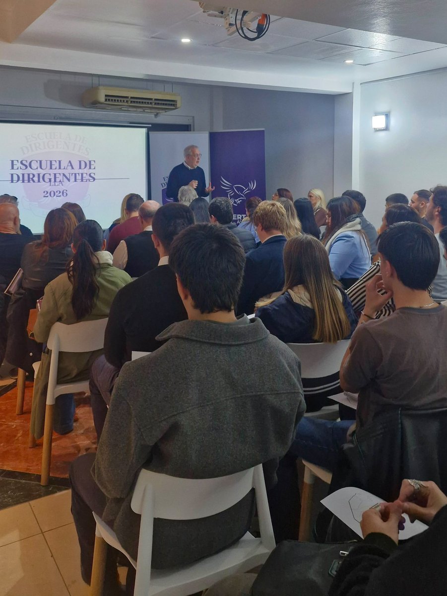 PilarRamirezmpr's tweet photo. Primera clase de la Escuela de Dirigentes 📚

Con la charla inaugural de su director @FPedrosa2, pusimos en marcha el curso de Gestión Comunal y Gobierno Local, dirigido a referentes y equipos comunales.

Más de 60 alumnos ya comenzaron a capacitarse para construir la Ciudad que queremos. 🦁💜