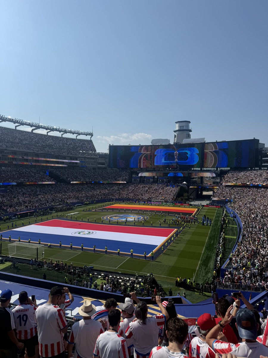 Marca_Zonal's tweet photo. 🇵🇾 ANÁLISIS EN FRÍO POST PARTIDO 🇵🇾

Paraguay supo jugar un partido que sabía que no solamente era ponerse en su terreno y aguantar, tenía que apretar un poco, jugar un poco, porque esto no es comparable con lo de Cabo Verde vs España por citar un ejemplo.

Paraguay plantó finalmente un 4-4-2, ordenado y concentrado, volvió Bobadilla y jugó Canale, la idea fue similar que en el partido vs Turquía, con la particularidad que se jugó un poco más.

Paraguay debía salir a jugar y ¿porque decimos eso? Porque el equipo entendía que si se cerraba atrás iba a terminar, eventualmente habiendo espacios, la idea era ayudar a los centrales llevando la pelota arriba, al menos un rato, y así fue.

Ya quedó claro, no hay que jugar con centrodelantero si se va a jugar con este esquema, dos corredores arriba, Enciso + Caballero podría ser mejor fórmula para presión en salida, porque cuando salimos, hay que salir con mucha velocidad y no puede ser solamente uno como fue el caso de Enciso.

Hoy jugaron todos, y lo que fue el 4+4 impecable, concentrado, cerrado y colaborativo para salir a presionar, volver a posicionarse.

Posiblemente el MEJOR PARTIDO DEFENSIVO de la historia… no, FUE EL MEJOR PARTIDO DEFENSIVO DE LA HISTORIA.

RUMBO A PHILADELPHIA. SEGUIMOS MUCHACHOS 🇵🇾✅