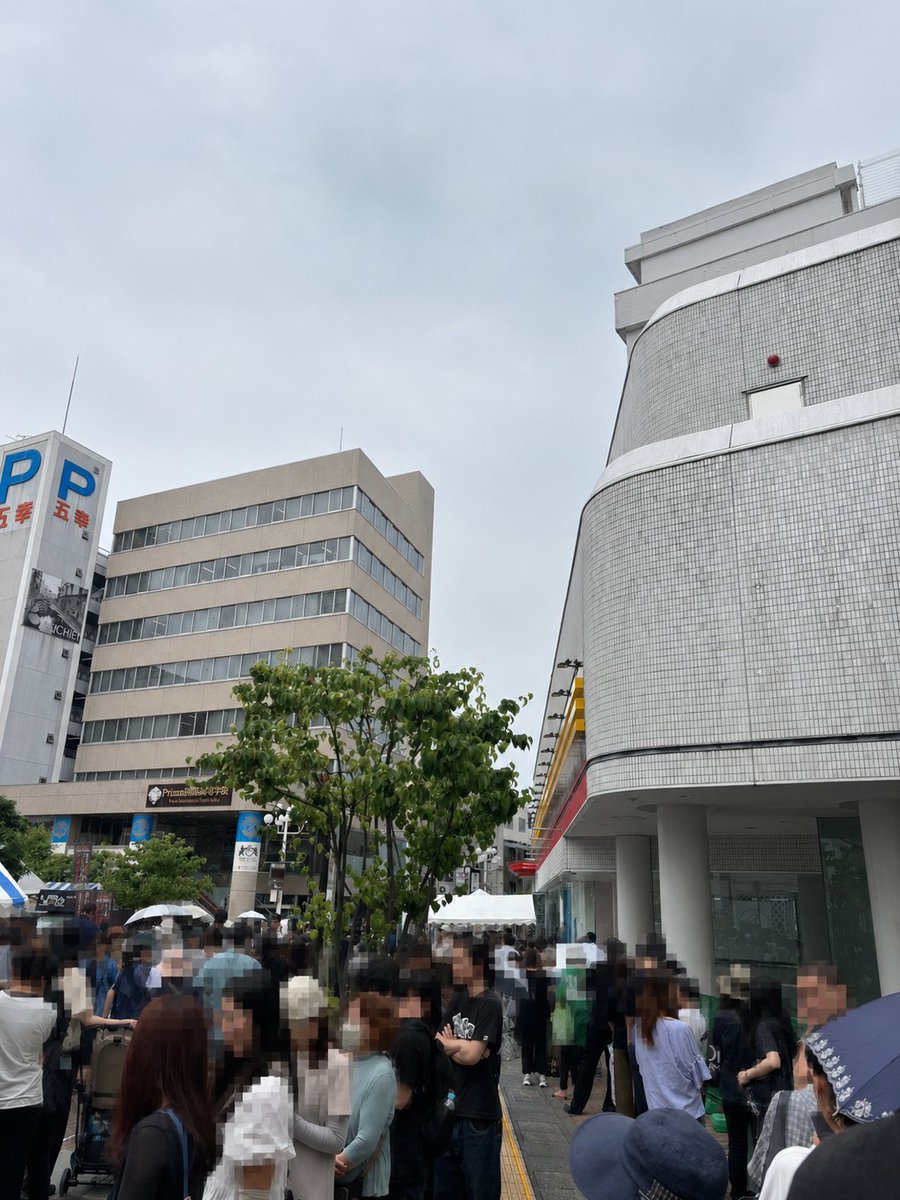 matsumoto_lover's tweet photo. 松本シェーナ
本日オープンですね！

こちらは
現在のシェーナ入口付近です！
すごい行列！！

今日は詰め放題等のイベントもあるよう。。

ド平日なのにも関わらずこの量！
週末は凄そうですね！

私は後日クレープを食べに、、♡

※写真提供 友達Ｏさん(許可あり)
並んでるそうです。 https://t.co/cMzPCNrUq9
