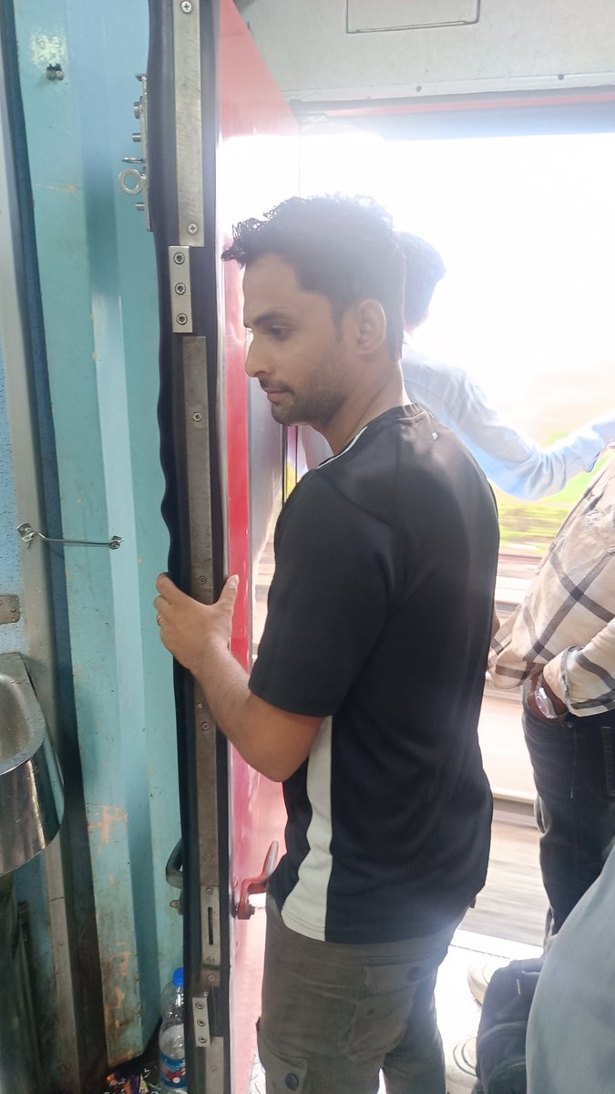 ashokraja10's tweet photo. @RailwaySeva @RPFCR Sigaret Smking in tarin engin side second general bogy contact no 9619545946 https://t.co/9Od9fl9qeQ