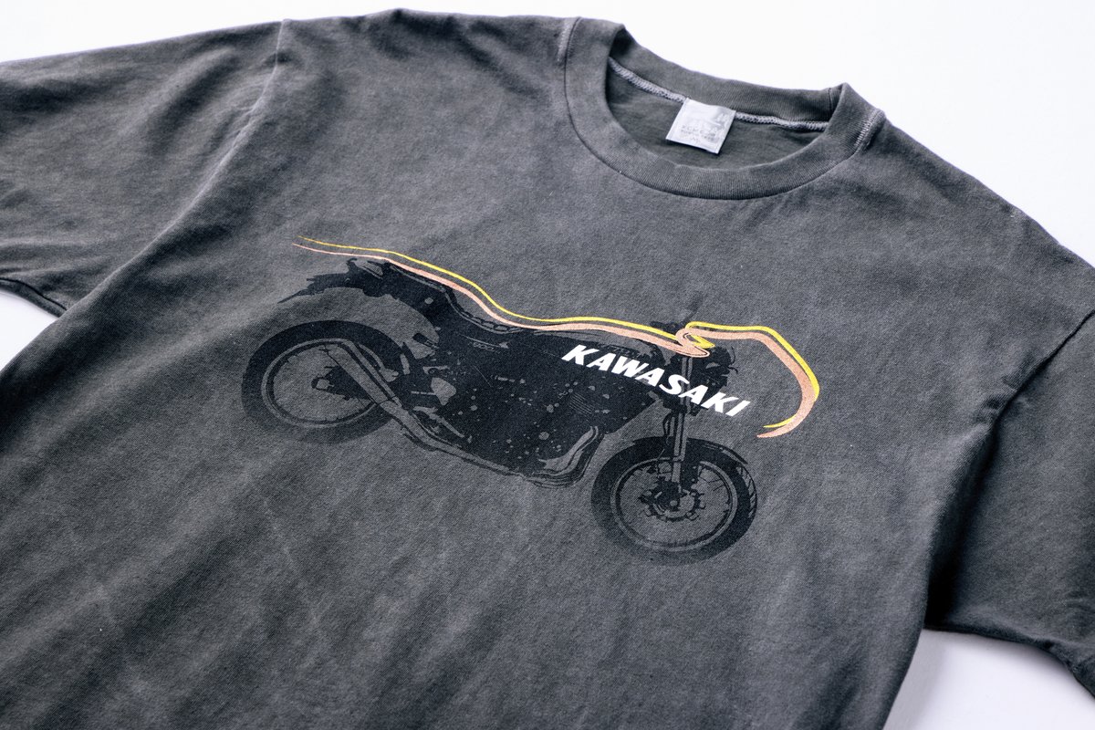 kp_kagosima's tweet photo. 【新作アパレル情報】
人気モデルZ900RSデザインの新作Tシャツが6/27(土)より発売いたしました！人気の久米繊維コラボのTシャツです。
日本伝統の染色技法を採用した墨染Tシャツ。
着用を重ねるごとにほのかなアタリ感を楽しめます！

#着るカワサキ　#カワサキのある生活　#バイク https://t.co/b0WUV1QoWf