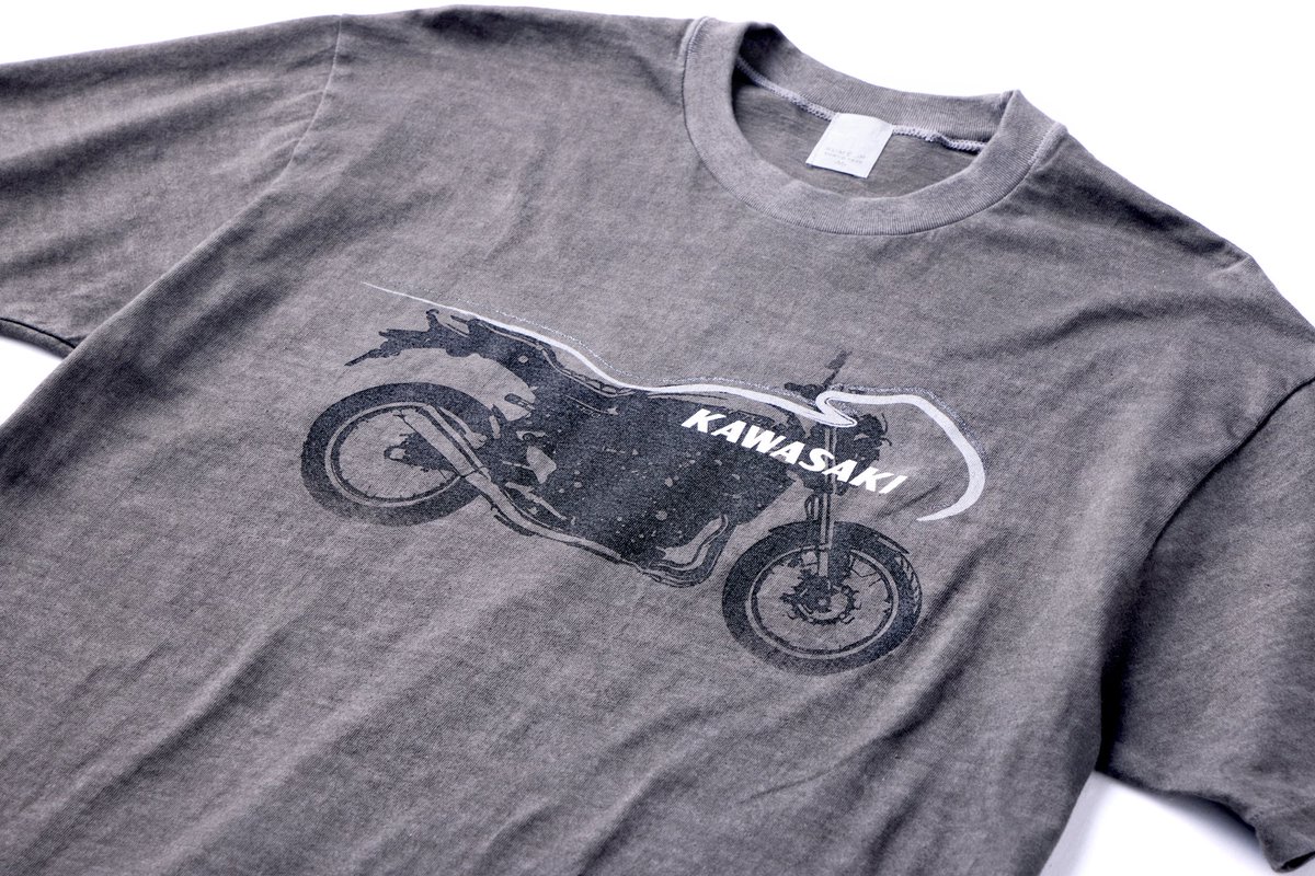 kp_kagosima's tweet photo. 【新作アパレル情報】
人気モデルZ900RSデザインの新作Tシャツが6/27(土)より発売いたしました！人気の久米繊維コラボのTシャツです。
日本伝統の染色技法を採用した墨染Tシャツ。
着用を重ねるごとにほのかなアタリ感を楽しめます！

#着るカワサキ　#カワサキのある生活　#バイク https://t.co/b0WUV1QoWf