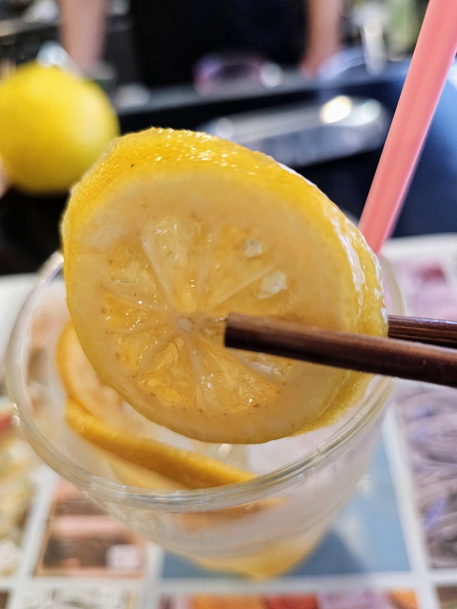 81YKAJIPev20591's tweet photo. 2杯目は天草大王白湯🍜 鶏の旨味を凝縮したトロミのある濃厚スープが全粒粉細麺によく絡み、塩とは違う深いコクを堪能。締めは天草レモネード（¥500）。天草直送レモンは種まで��味がなく、爽やかな酸味で連食後でもスッキリ最高でした🍋 #天草 #ラーメン #さかい　#ラーメンいいかお https://t.co/Wp9rrqEclD