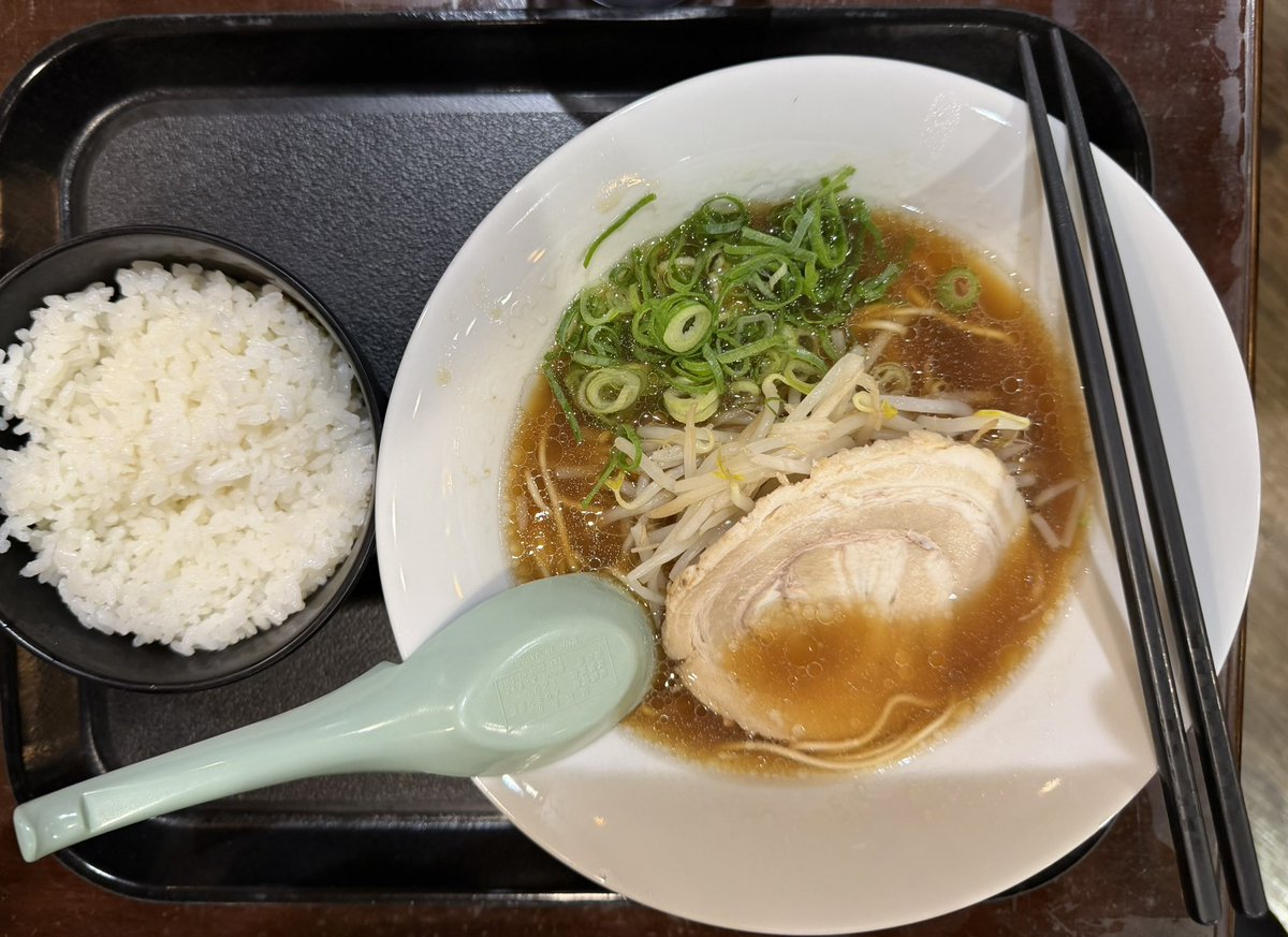 chikusoncustom's tweet photo. ちょっと早いけど

お昼ごはん

下松牛骨ラーメン

美味しかった！ https://t.co/oUmlOUBjp6