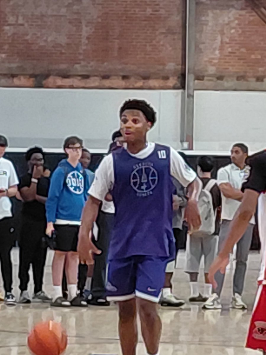 chickg3's tweet photo. Sunday afternoon Unsung guys @PhillyHSLive from Gonzaga College HS (DC)- 5'11" '27 Chase Hogg #10, 6'0" '29 Dylan Higginbotham #21 and from Imhotep Charter- 6'4" '27 Kevin Benson III #1 with ball. https://t.co/BvPqcCY92L