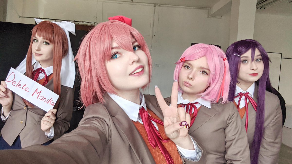 MustacheCash101's tweet photo. The cosplayers look more on model than McLovin over there. https://t.co/SdVa4YpEGc