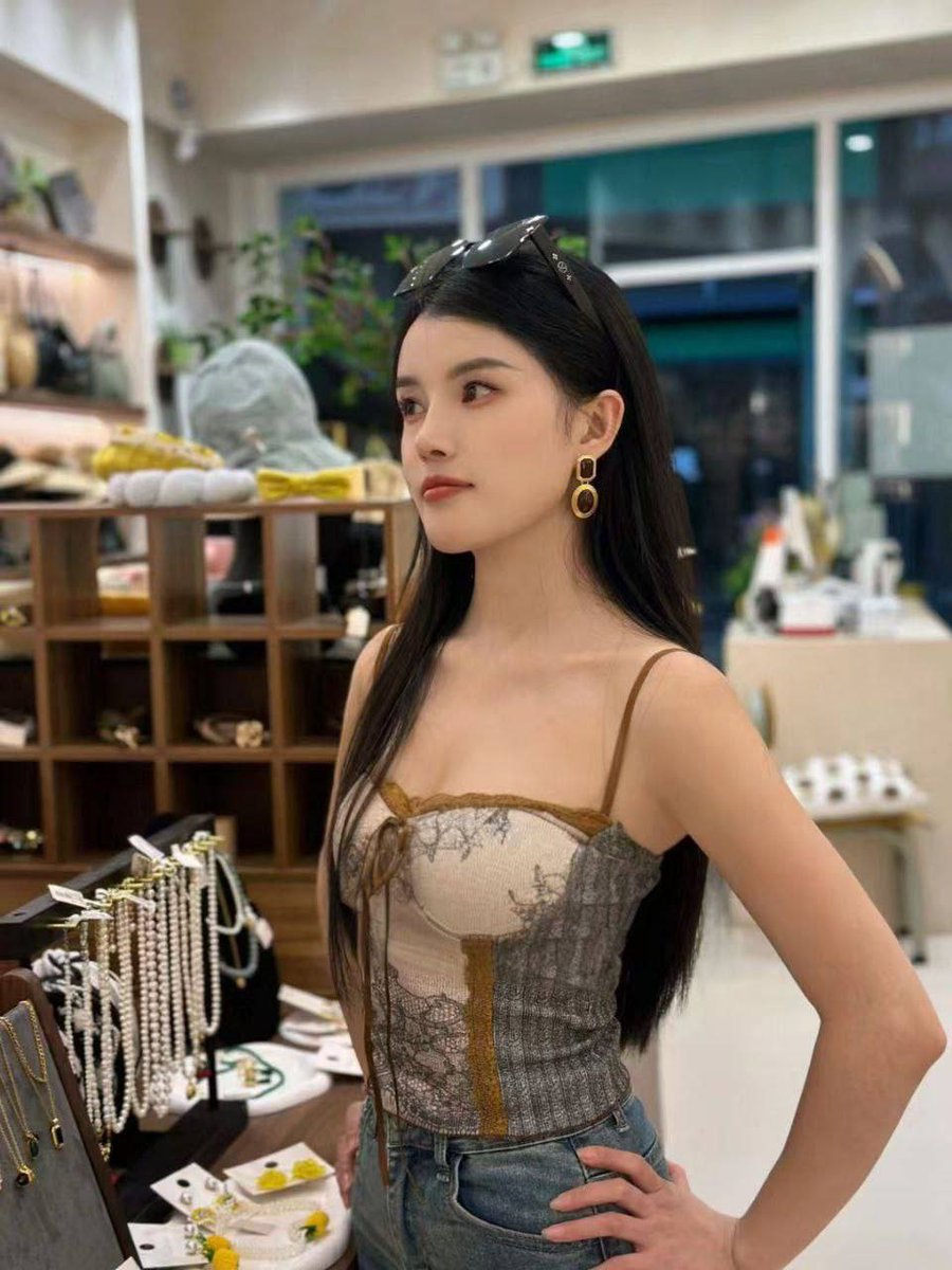 BertBouwGenius's tweet photo. 高雄市
👉助理@francieleroman2
久久联妹子白嫖勿扰
#台湾
岁月流逝，青春悄然，留我在时间的漩涡中，独自徘徊，等待那痴梦一场。 https://t.co/Y8X8psOond