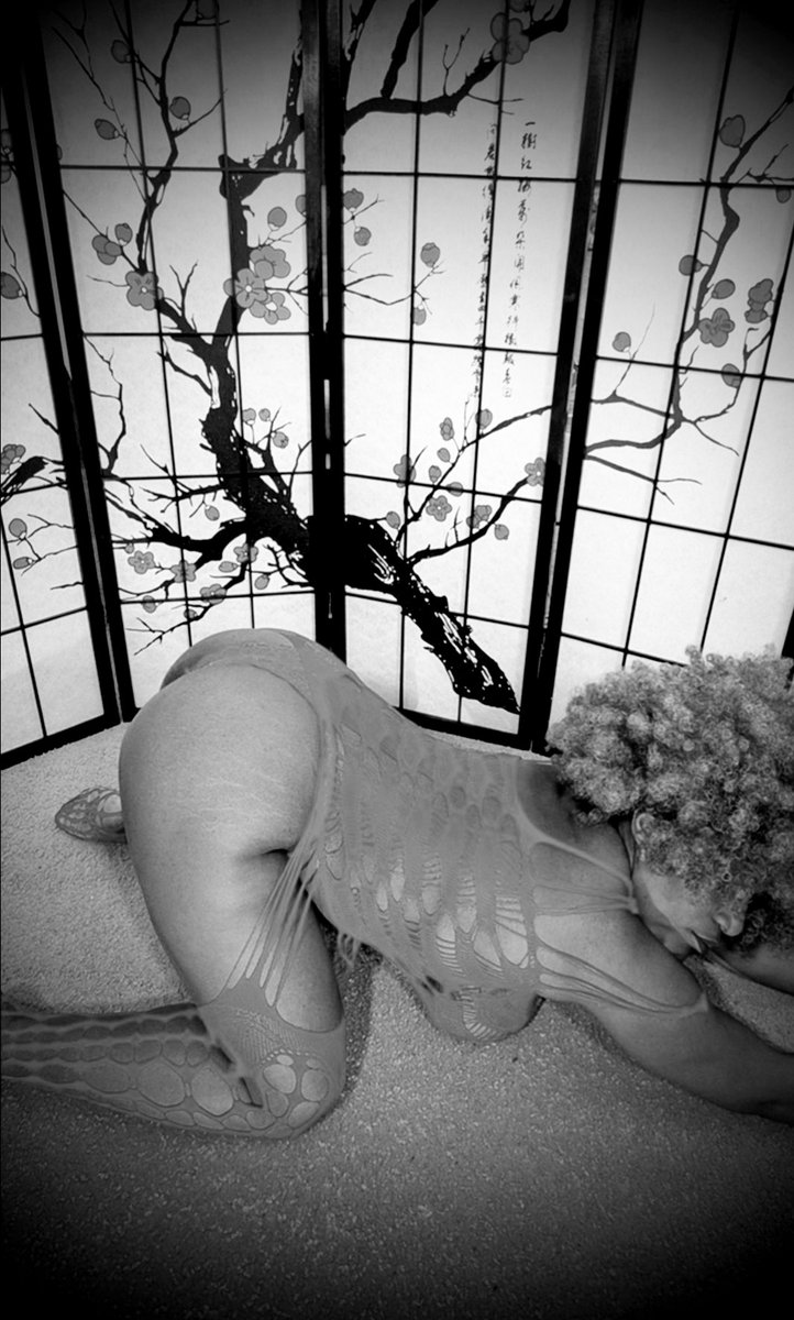 solonavo_'s tweet photo. Happy #MonochromeMonday lovelies https://t.co/tZtW0MrvU2