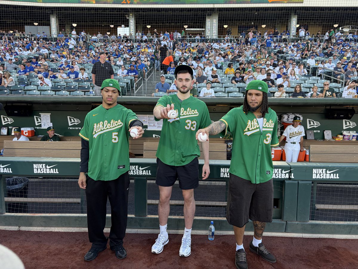 heykevinjohn's tweet photo. All three Kings locked in ahead of the first pitch. https://t.co/L4OQsB7QDl