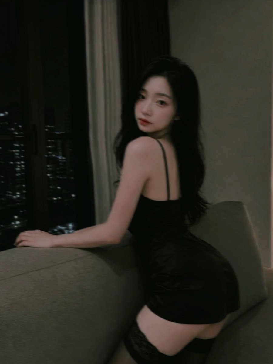 naeunbubu's tweet photo. Only black tonight https://t.co/jC6hRNY79c